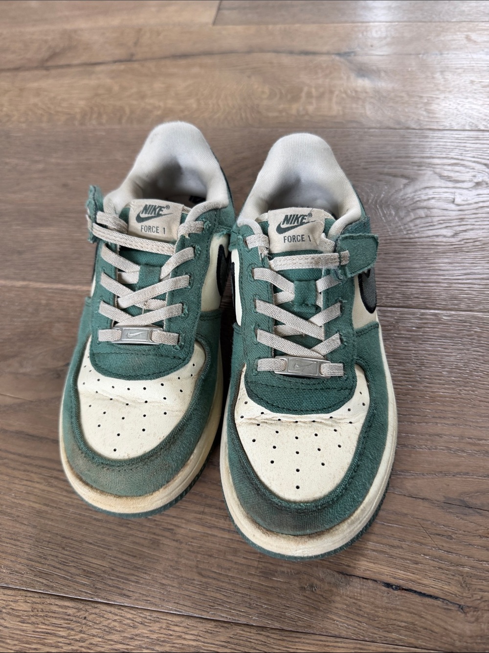 Nike Kids Force 1 Low Sneakers in Green and Cream